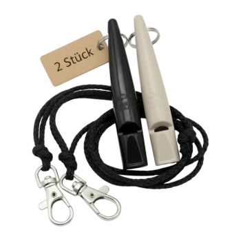Zwei ACME-Hundepfeifen (schwarz und beige) an schwarzen Bandschlaufen mit Metallclips und einem Etikett mit der Aufschrift „2 Stück“