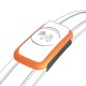 Un dispositif de suivi pour animaux de compagnie orange et blanc avec un logo circulaire comportant une empreinte de patte et une icône de signal sans fil, attaché à une sangle.