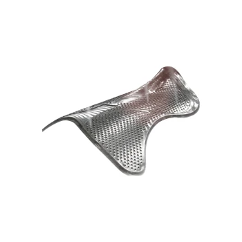 Eine glänzende, metallische Haustierpflege-Matte mit einer strukturierten Oberfläche, entworfen, um ein Ausrutschen zu verhindern und Komfort für Haustiere während der Pflege zu bieten.