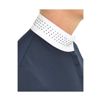 Nahaufnahme eines marineblauen Reitshirts mit einem weißen Kragen, der mit funkelnden Strasssteinen verziert ist.