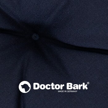 Nahaufnahme eines dunkelblauen Stoffes mit einem zentralen Knopf, mit dem Logo 'Doctor Bark' und dem Text 'MADE IN GERMANY.'