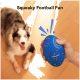 Hand hält ein blaues quietschendes Football-Hundespielzeug mit orangefarbenen Sprenkeln, darüber der Text „Squeaky Football Fun“.