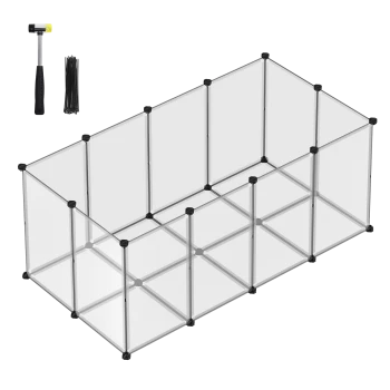 Ein transparenter Spielbereich für Haustiere aus Kunststoffpaneelen und Metallverbindern, mit einem Hammer und Kabelbindern zur Montage.