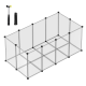 Ein transparenter Spielbereich für Haustiere aus Kunststoffpaneelen und Metallverbindern, mit einem Hammer und Kabelbindern zur Montage.