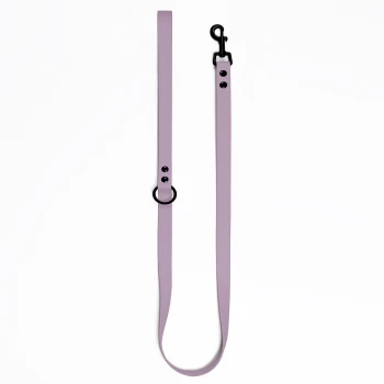 Cityleine Biothane Lavendel Eine lavendelfarbene Haustierleine mit einem schwarzen Clip und zwei Einstelllöchern, vor einem weißen Hintergrund präsentiert.