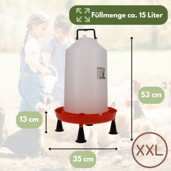Weiße 15-Liter-Hühnertränke auf roter Auffangschale mit schwarzen Füßen, beschriftet mit 'Füllmenge ca. 15 Liter' und 'XXL', Maße 53 cm, 35 cm, 13 cm