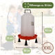 Weiße 15-Liter-Hühnertränke auf roter Auffangschale mit schwarzen Füßen, beschriftet mit 'Füllmenge ca. 15 Liter' und 'XXL', Maße 53 cm, 35 cm, 13 cm