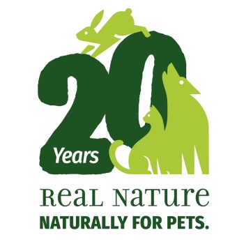 Logo mit einer dunkelgrünen '20', einem limonengrünen Hasen oben sowie Katzen- und Hundesilhouetten; enthält 'Jahre' und 'ECHTE NATUR – NATÜRLICH FÜR HAUSTIERE'.