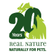 Logo mit einer dunkelgrünen '20', einem limonengrünen Hasen oben sowie Katzen- und Hundesilhouetten; enthält 'Jahre' und 'ECHTE NATUR – NATÜRLICH FÜR HAUSTIERE'.