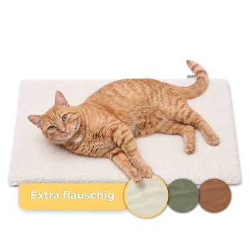 Eine gemütliche Heizmatte für Haustiere in Weiß mit einem orangefarbenen Wärmesymbol, mit einer grauen Katze, die bequem darauf liegt.