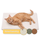 Eine gemütliche Heizmatte für Haustiere in Weiß mit einem orangefarbenen Wärmesymbol, mit einer grauen Katze, die bequem darauf liegt.