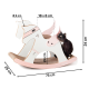 Eine verspielte Katze sitzt auf einem rosa und weißen Schaukelpferd-förmigen Katzenspielzeug, mit den Abmessungen: 75 cm breit, 25 cm hoch und 24 cm hoch.