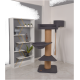 Ein moderner Katzenbaum mit einem beigen Sisalpost, dunkelgrauen Plattformen und einer gemütlichen Schale, vor einem stilvollen Raumhintergrund mit einem weißen Regal und einer Lampe.