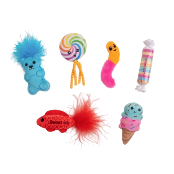 Bunte Plüschhaustier-Spielzeuge: blauer Bär, Regenbogen-Lutscher, rosa Wurm, Bonbonrolle, roter "Sweet-ish" Fisch und Eistüte.
