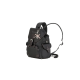 Schwarzer Haustiertrage-Rucksack mit verstellbaren Riemen, mit einem Klappenverschluss, Fronttaschen und einem Anhänger, beschriftet mit "WILD HAZEL."