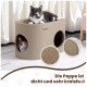 Beiges ovales Katzenhaus mit Marke „petanein“, Kopf einer rotgetigerten Katze steckt aus dem linken Loch und der Schwanz schaut aus dem rechten, auf einem gewebten Teppich.