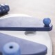 Nahaufnahme eines blauen und weißen Haustierspielzeugs mit einer rotierenden Plattform und einem kleinen blauen Ball oben, entworfen für interaktives Spielen.