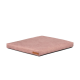 Ein weiches, quadratisches Haustierbett in einem hellen Rosa mit glatter Textur und einem kleinen braunen Lederetikett an der Seite.