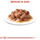 Brokjes in saus, een bord met malse stukjes vlees in jus, weergegeven op een wit bord met een rood kroonlogo onderaan.