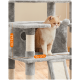 Eine flauschige orange-weiße Katze sitzt auf einem grauen Kratzbaum, der 27,5 cm hoch und 54 cm breit ist, mit einem baumelnden Pom-Pom-Spielzeug.