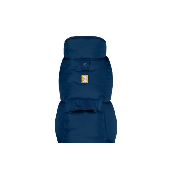 Eine blaue Hundejacke mit hohem Kragen, mit einem Ruffwear-Logo auf der Vorderseite.