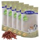 Fünf Tüten Lyra Pet natürliche Hundeleckerlis mit einem Haufen Leckerli-Sticks davor, mit Bildern eines Hundes und einer Katze auf der Verpackung.