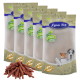 Fünf Tüten Lyra Pet natürliche Hundeleckerlis mit einem Haufen Leckerli-Sticks davor, mit Bildern eines Hundes und einer Katze auf der Verpackung.