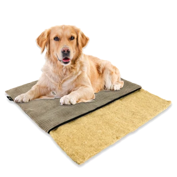 Golden Retriever liegt auf einer zweilagigen Haustiermatte mit einem Cord-Oberteil und einer beigen, strukturierten unteren Schicht.