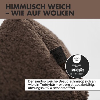 Nahaufnahme einer weichen, braunen Haustierdecke mit einem Etikett, das 'PAW MOM' liest. Text oben lautet 'HIMMELISCH WEICH – WIE AUF WOLKEN.'