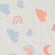 Ein strukturierter Stoff mit einem verspielten Muster aus hellblauen Herzen, rosa Wolken und kleinen Regenbögen auf einem weißen Hintergrund.