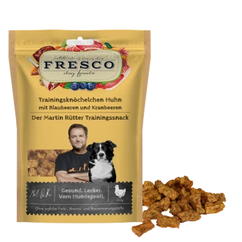 FRESCO Hundefutter gelbe Tüte: Trainingsknöchelchen Huhn (chicken) – Trainingsleckerlis, mit Hundeabbildung und einem Haufen Leckerlis