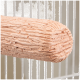 Nahaufnahme eines strukturierten, zylindrischen Terrakotta-Vogelstabs in einem weißen Metallkäfig.