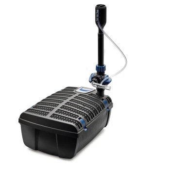 Une pompe de bassin noire et bleue avec une boîte de filtre, présentant un tuyau de sortie vertical et un tuyau transparent attaché, conçue pour la circulation de l'eau.