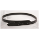 Schwarzes Leder-Haustierhalsband mit silbernen Nieten, mit einem eleganten Design und spitzen Enden, auf einem hellen Hintergrund präsentiert.