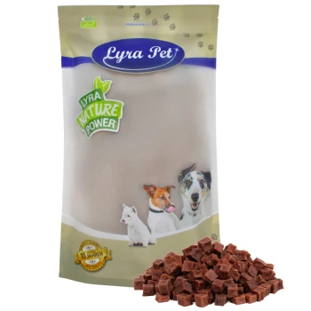 Rindfleischwürfel 1 kg Lyra Pet Hundeleckerlis Verpackung mit einem beigen Beutel mit dem Text "Lyra Nature Power," und Bildern eines Hundes, einer Katze und eines Welpen.