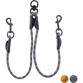 Eine doppelte Hundeleine aus grauem geflochtenem Material mit schwarzen Clips und Griffen, die zwei Befestigungspunkte zum Gassigehen mit zwei Hunden bietet.