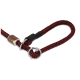 Rot-schwarz geflochtenes Hundehalsband mit Metallringen und Holzperlendetail auf schwarzem Hintergrund.