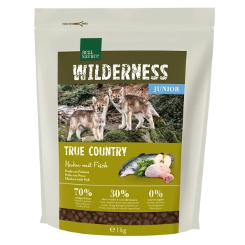 Ein Beutel von Real Nature Wilderness Junior Hundefutter mit zwei Wolfwelpen, gekennzeichnet mit "True Country" und "Huhn mit Fisch."