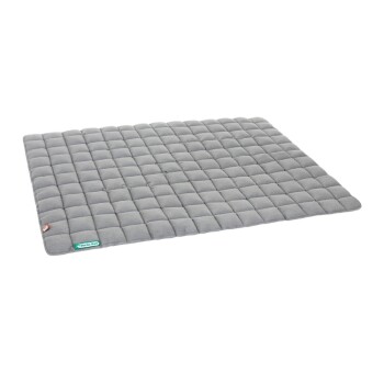 Grau Haustiermatte mit einem gesteppten Design, mit einem kleinen Etikett in der Ecke.