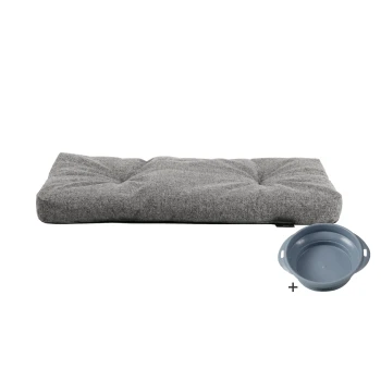 Graues Haustierbett mit gepolstertem Design, begleitet von einer blauen Futterschüssel, vor einem weißen Hintergrund.