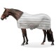 Ein braunes Pferd, das eine hellgraue gestreifte Decke trägt, steht seitlich und zeigt die verstellbaren Riemen und die Passform der Decke.
