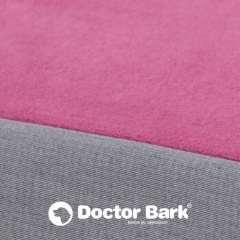 Nahaufnahme eines silbernen Reißverschlusses an einer grauen Stoff-Haustiertragetasche, teilweise geöffnet, um ein dunkles Innere zu zeigen.