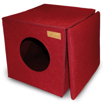 Roter Filz-Tierwürfel mit einem runden Eingang, der ein kleines Lederetikett an der Seite hat.