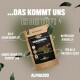Verpackung von ALPHAZOO Algenmehl für Hunde und Katzen, mit Text über natürliche Jodquelle, umweltfreundliche Verpackung und Kelp-Komplex.