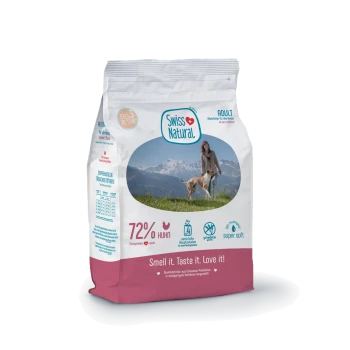 Tüte Swiss Natural Hundefutter für Erwachsene, 72 % Huhn, Foto einer Person mit Hund und Bergen; Slogan ‚Riech es. Probier es. Lieb es!‘