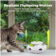 Getigerte Katze, die ein weißes rundes interaktives Spielzeug mit neonfarbener Feder und grünem Ball ankratzt; darüberliegender Text: 'Realistischer Flattereffekt'.