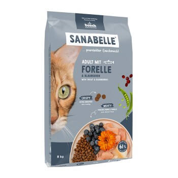 Hundefutterbeutel mit einer Nahaufnahme des Gesichts einer Katze, beschriftet mit 'SANABELLE Adult mit Forelle & Blaubeeren', mit Bildern von Forelle, Blaubeeren und Trockenfutter.