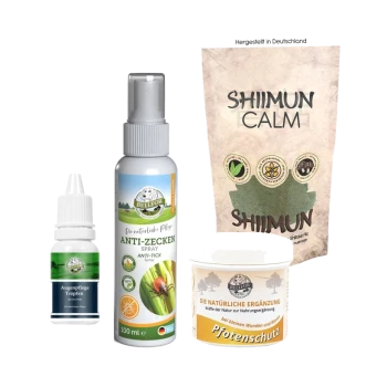 Vier Produkte zur Haustierpflege: "Auspflege Tropfen" Tropfer, "ZEComplete Spray", "Pfotenschutz" Glas und "SHIIMUN CALM" Beutel, alle natürlich.