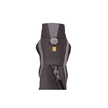 Ein graues Hundegeschirr mit reflektierenden Akzenten, mit einem Ruffwear-Logo und einem Metallclip zur Leinenbefestigung.