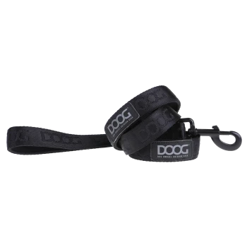 Schwarze Hundeleine mit dem Logo 'DOOG', das prominent angezeigt wird, mit einem stabilen Clip zur Befestigung.